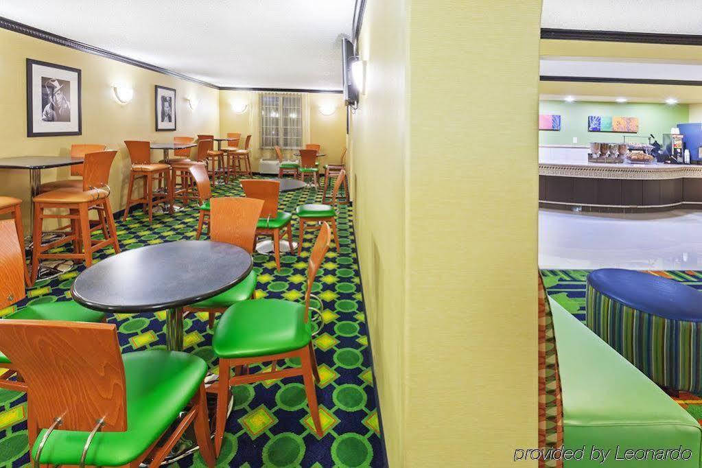 La Quinta Inn & Suites 털사 외부 사진